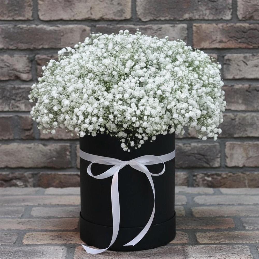 Цветочная композиция из Гипсофила в шляпной коробке в Слободе Воронежской области