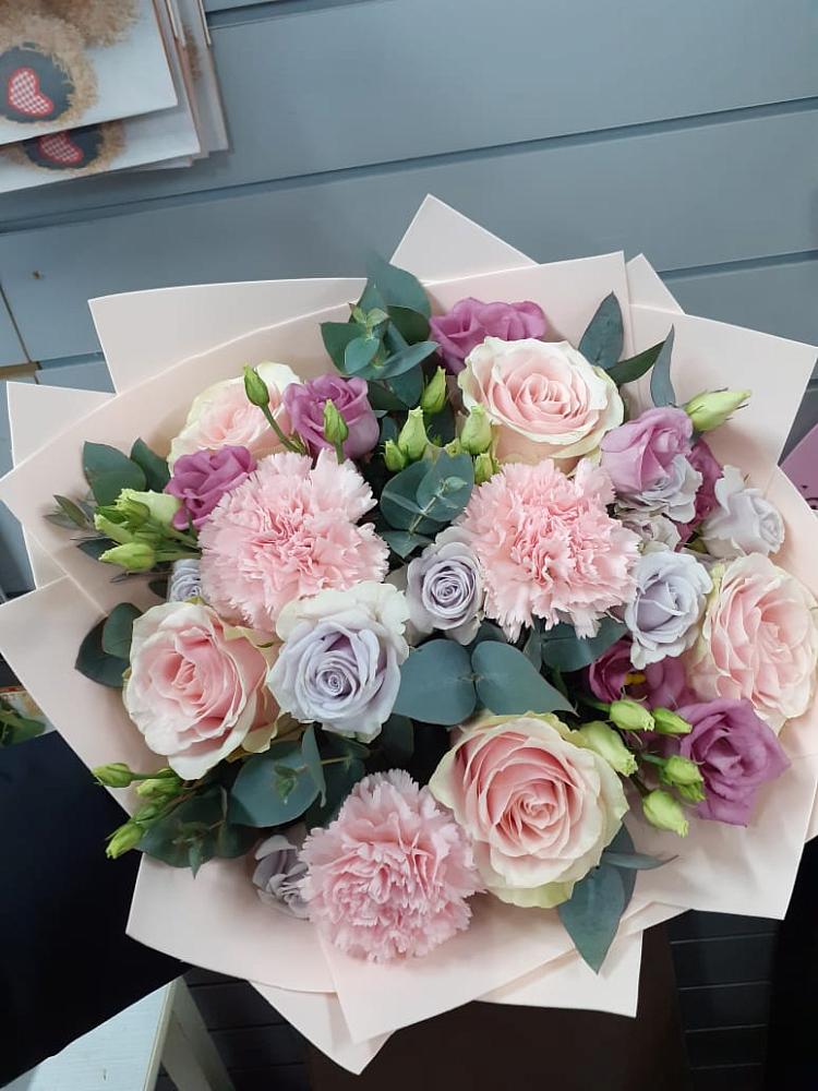 Букет цветов из: Розы, Гвоздики и Лизиантусы в Слободе Воронежской области